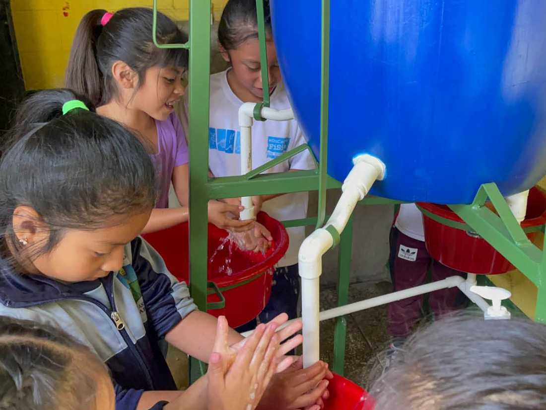 Local school children using the hand washing system |  Los Buenos Vencinos NGO Guatemala