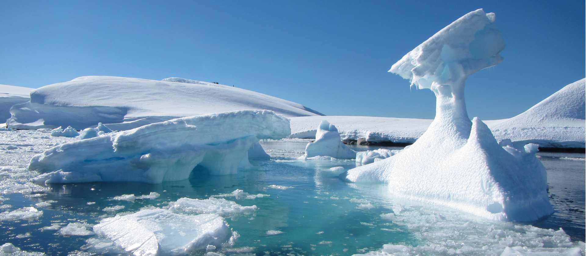 Iceberg scenery, Antarctic peninsula | Learna Cale