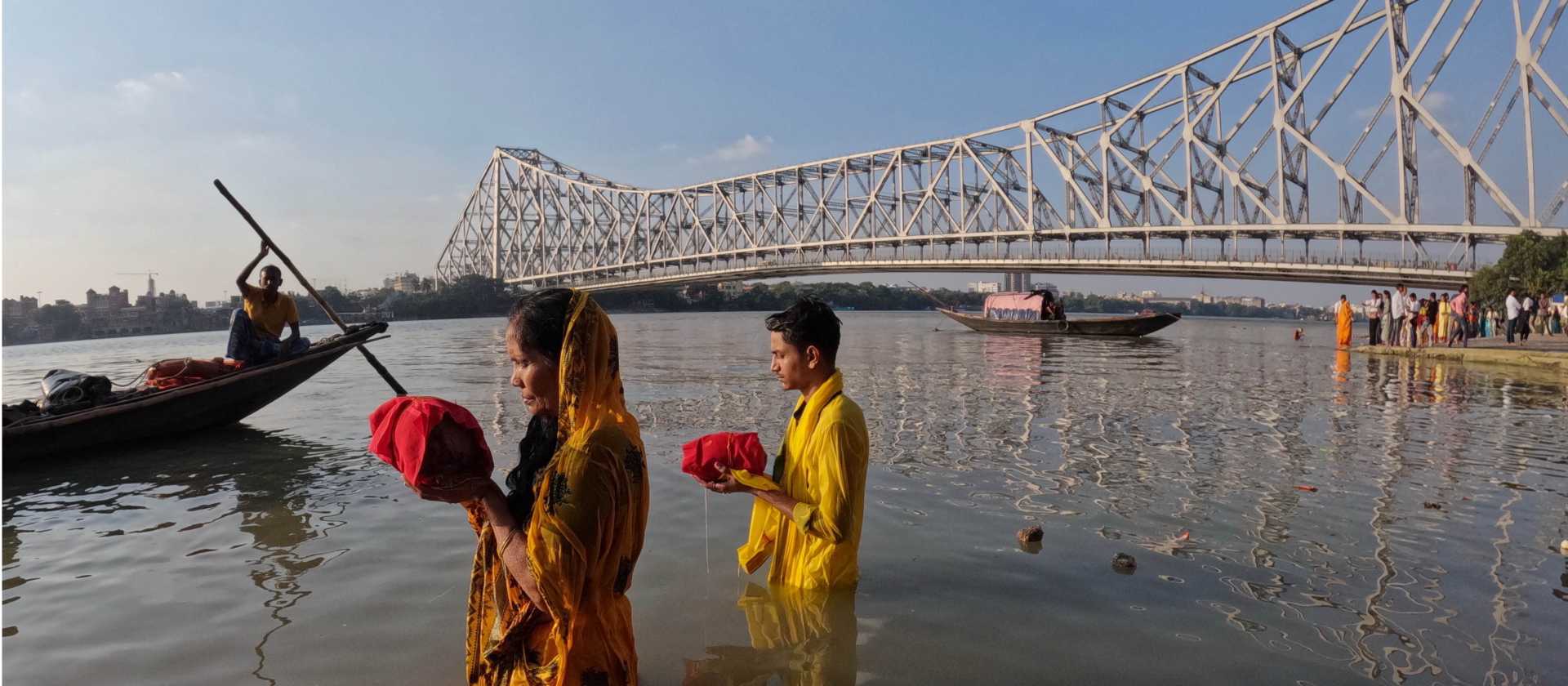 Howrah Bridge, also known as Rabindra Setu, spanning the Hooghly River in West Bengal, India.