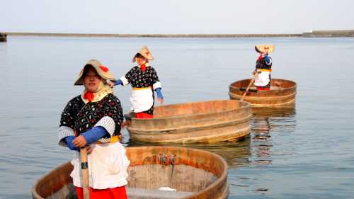 Traditional Taraibune tub boats, Sado Island | Aaron Russ