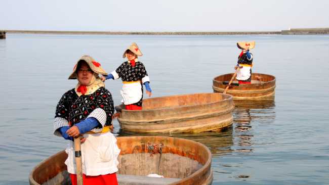 Traditional Taraibune tub boats, Sado Island | Aaron Russ