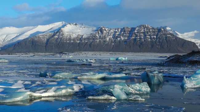 Stunning colours exploring Glacier Lagoon Jökulsárlón | Robyn Lyons