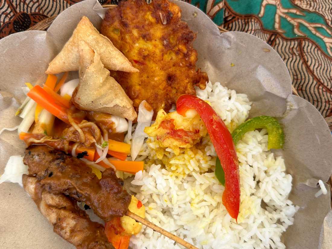 A delicious beach lunch, Hiriuli Island |  Rachel Imber