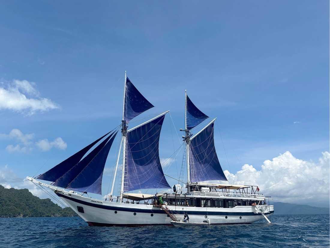 Ombak Putih with her sails up |  Rachel Imber