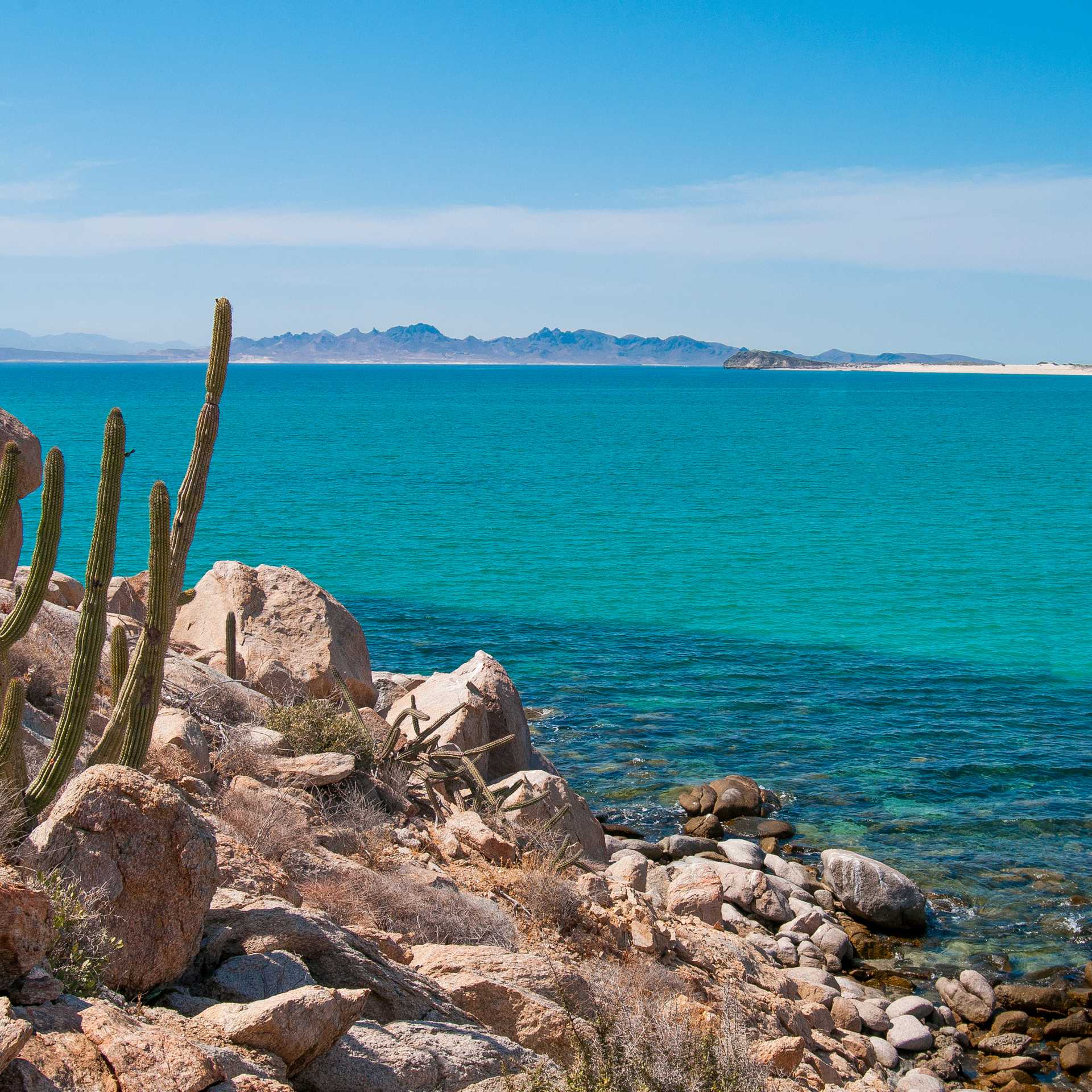 The desert meets the sea at Espíritu Santo Island