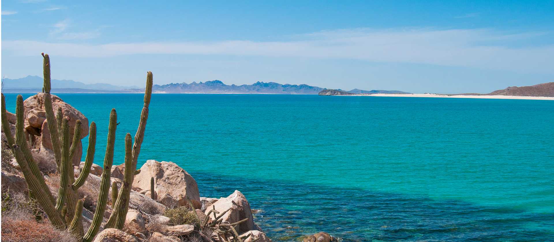 The desert meets the sea at Espíritu Santo Island