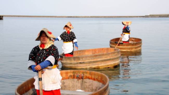 Traditional Taraibune tub boats, Sado Island | Aaron Russ